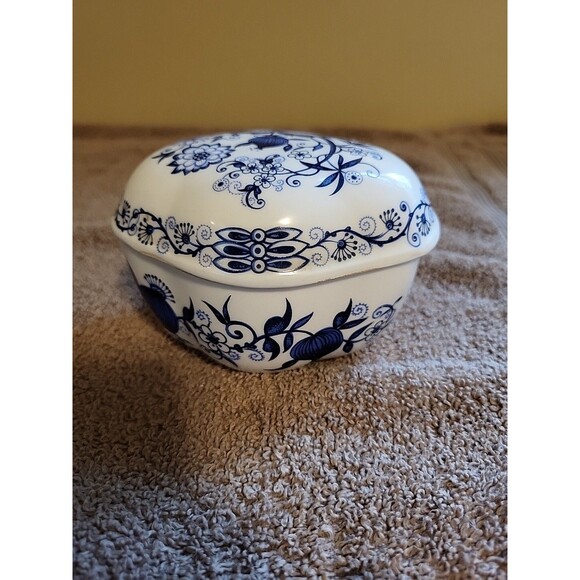 Vtge Vienna Woods MANN Porcelain Egg Blue Design china Trinket Box 5"x4" preown - Picture 4 of 16